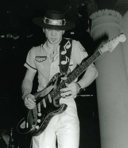 Stevie Ray Vaughn 1982 NYC cliff.jpg